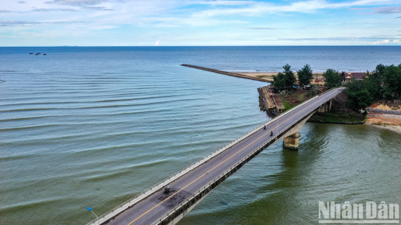 Cua Tung Beach is located at the historic Ben Hai River leading to the large sea gate. This is also the "connecting point" of a series of historical relics associated with the old 17th Parallel. Cua Tung Beach is not too far from Vinh Moc Tunnels and Hien Luong Bridge. In the photo is Cua Tung Bridge which connects Vinh Linh and Gio Linh districts.