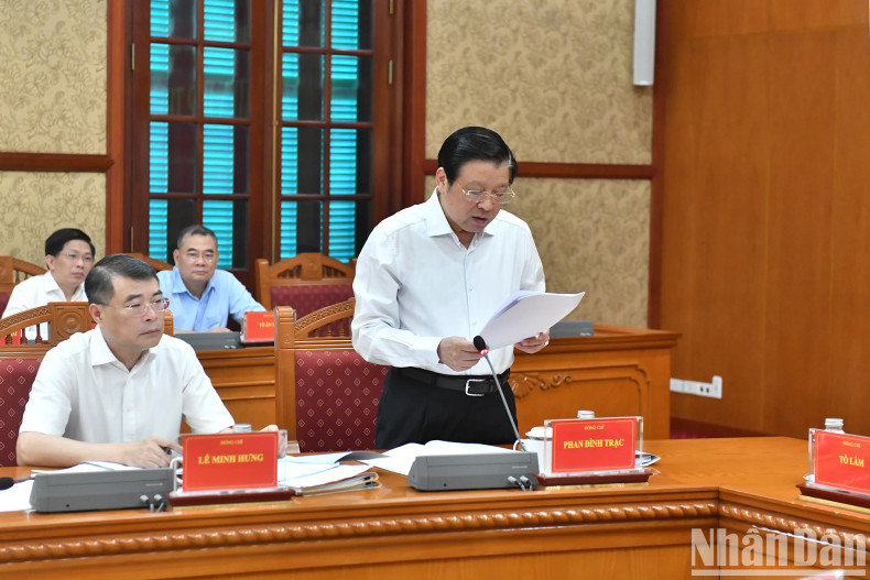 Phan Dinh Trac, Politburo member, Secretary of the Party Central Committee (PCC) and Chairman of the PCC's Commission for Internal Affairs presents a report at the meeting.