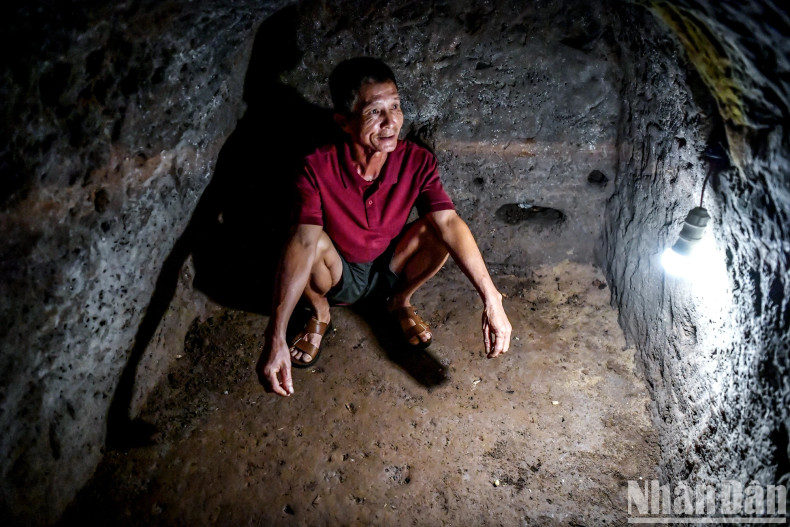 An "apartment" is dug deep into the corridor at Vinh Moc tunnel. This was also a shelter for many families during the years of bombs and bullets. An "apartment" is dug deep into the corridor at Vinh Moc tunnel. This was also a shelter for many families during the years of bombs and bullets.