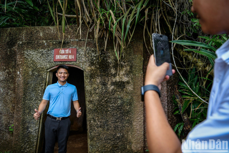 The entire Vinh Moc tunnel has a tunnel length of 1,701m, including 13 entrances (seven openings to the sea, and six to the hill). The entire Vinh Moc tunnel has a tunnel length of 1,701m, including 13 entrances (seven openings to the sea, and six to the hill).