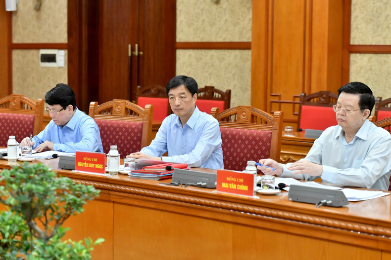 Party and State leaders and sub-committee members attend the meeting. Party and State leaders and sub-committee members attend the meeting.