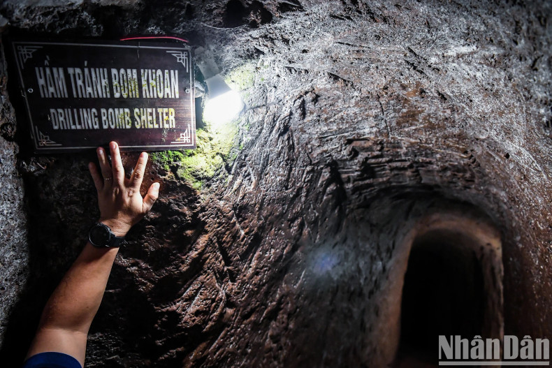 On the bottom floor, the army and people of Vinh Linh also dug a bomb shelter. Thanks to this solid bunker, no one in Vinh Moc was injured during their time in the tunnel. On the bottom floor, the army and people of Vinh Linh also dug a bomb shelter. Thanks to this solid bunker, no one in Vinh Moc was injured during their time in the tunnel.