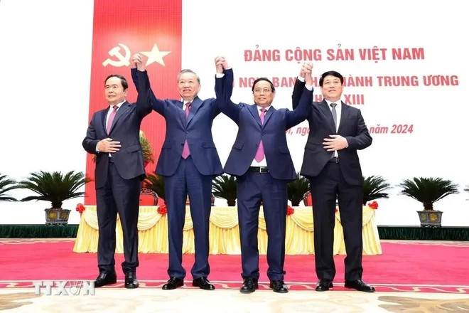 General Secretary of the Communist Party of Vietnam Central Committee and State President To Lam (second from left) and NA Chairman Tran Thanh Man (first from left), Prime Minister Pham Minh Chinh (third from left) and Standing member of the Party Central Committee's Secretariat Luong Cuong (Photo: VNA)