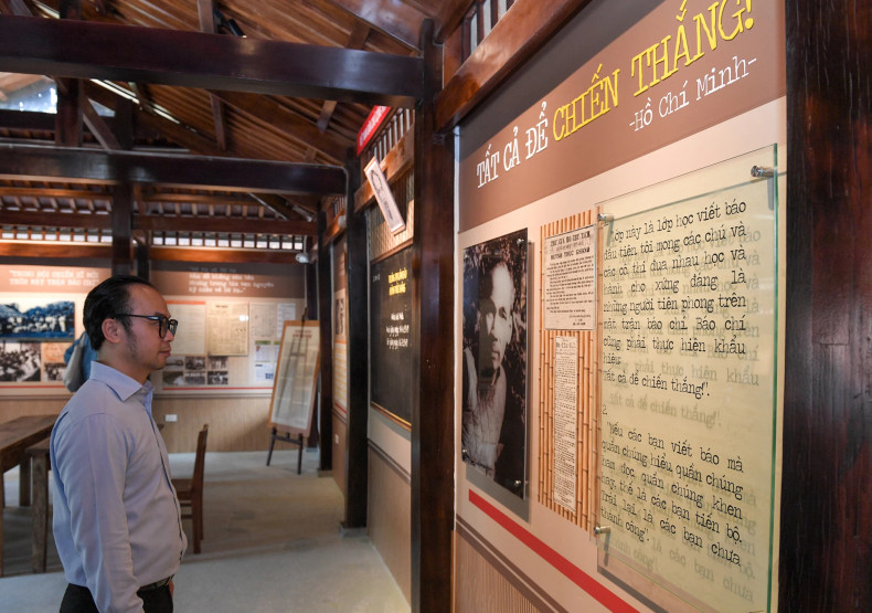 An image of Uncle Ho next to two letters that he sent to teachers and students of the school.