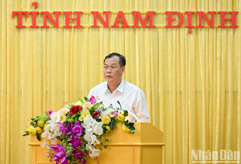 Standing Deputy Secretary of the Provincial Party Committee Le Quoc Chinh presents a summary report on the results of the Resolution of the 20th Nam Dinh Provincial Party Congress, since the beginning of the term.