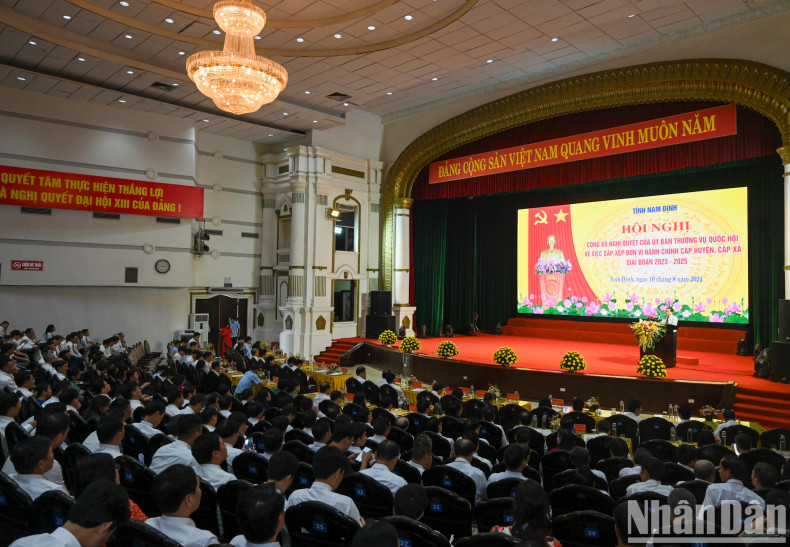 Overview of the conference announcing the Resolution rearranging administrative units at the district and commune levels in Nam Dinh Province. Overview of the conference announcing the Resolution rearranging administrative units at the district and commune levels in Nam Dinh Province.