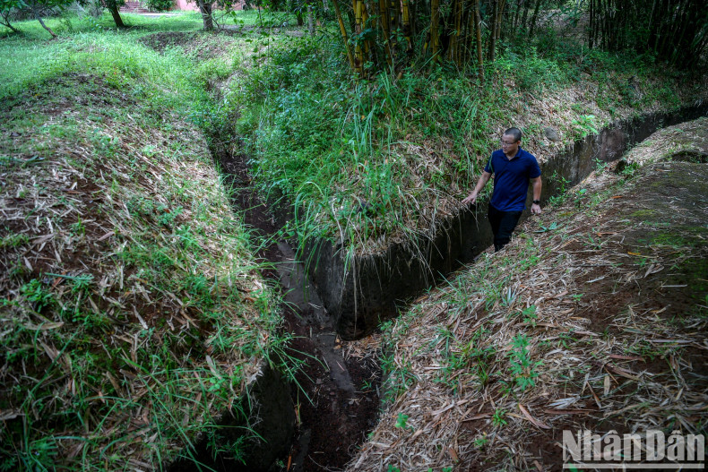 In addition to the tunnel system, and trenches, the tunnel is also arranged with artillery emplacements and breakwaters. In addition to the tunnel system, and trenches, the tunnel is also arranged with artillery emplacements and breakwaters.