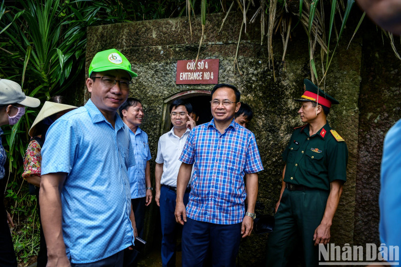 Tourists enjoy visiting Vinh Moc tunnels. Tourists enjoy visiting Vinh Moc tunnels.