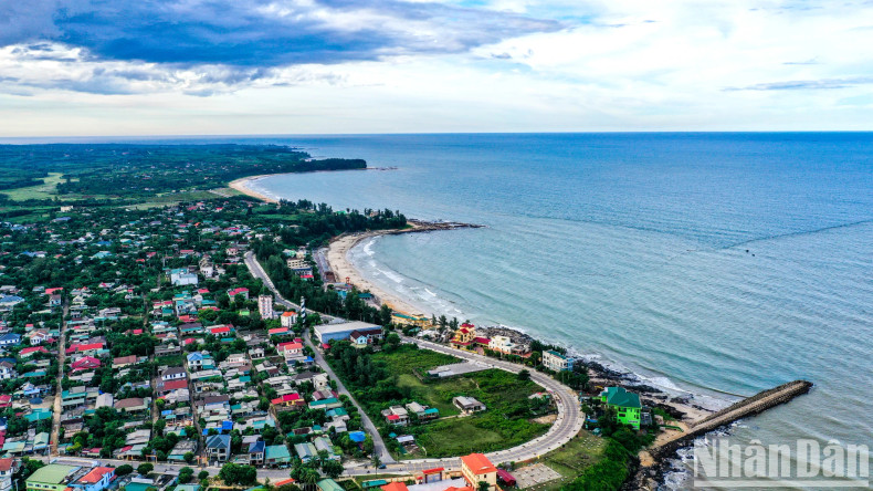 Known as the "queen of beaches", Cua Tung Beach (Cua Tung town, Vinh Linh district) has a wild beauty with a long beach, woven with a thin layer of fine sand, lying gently on the red basalt land, next to the green pine gardens as far as the eye can see.