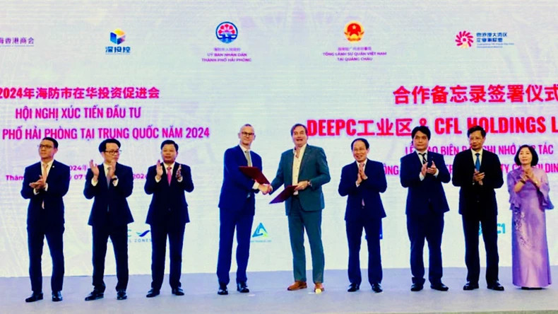 Investment certificates granted to Chinese enterprises in Hai Phong DEEP-C Industrial Park. (Photo: haiphong.gov.vn)