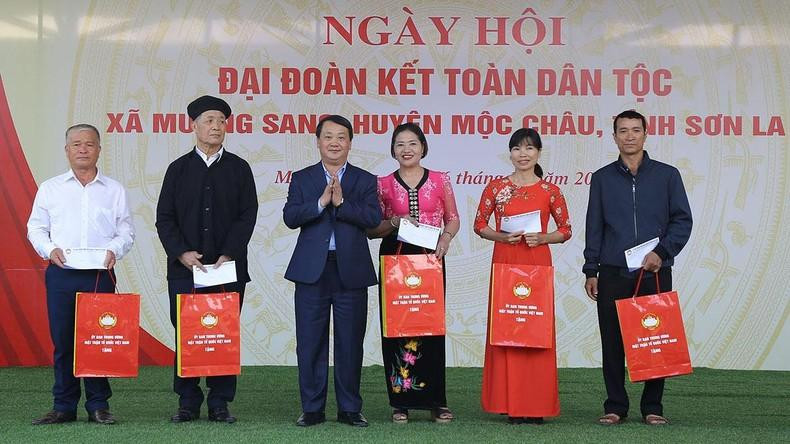 Minister-Chairman of Committee for Ethnic Minorities Affairs presents gifts to five typical families.