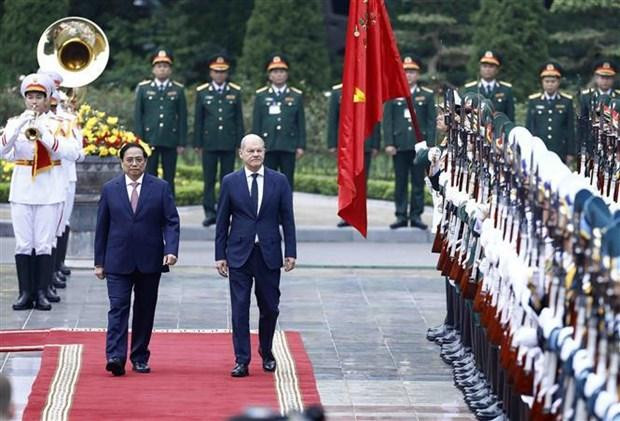 Vietnamese PM Pham Minh Chinh and German Chancellor Olaf Scholz review the guard of honour at the welcome ceremony in Hanoi on November 13. (Photo: VNA) Vietnamese PM Pham Minh Chinh and German Chancellor Olaf Scholz review the guard of honour at the welcome ceremony in Hanoi on November 13. (Photo: VNA)