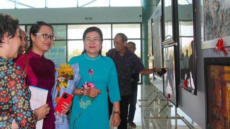 Delegates enjoy the exhibits. (Photo: BA DANG)