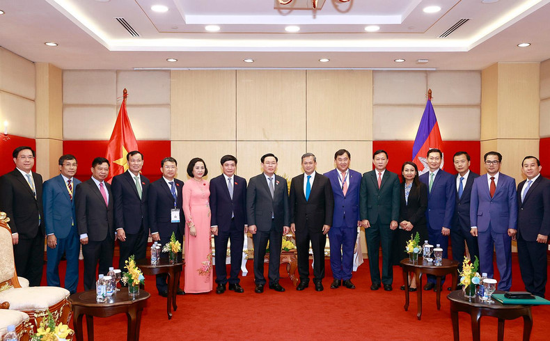 Vietnamese, Cambodian officials in a group photo. (Photo: quochoi.vn)