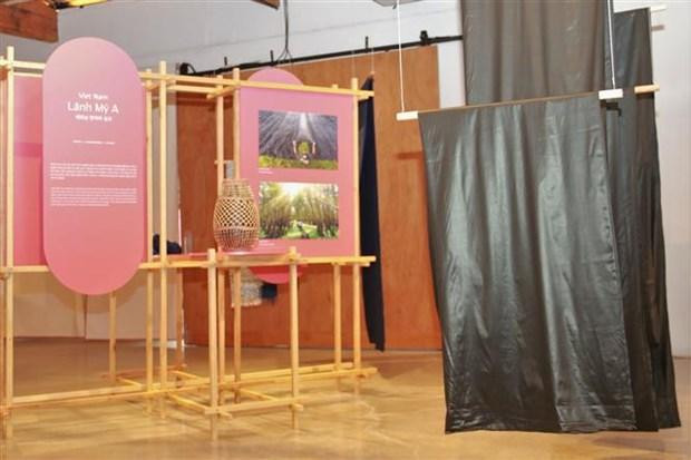 Lanh My A silk of Vietnam is on display at the exhibition. (Photo: VNA) Lanh My A silk of Vietnam is on display at the exhibition. (Photo: VNA)