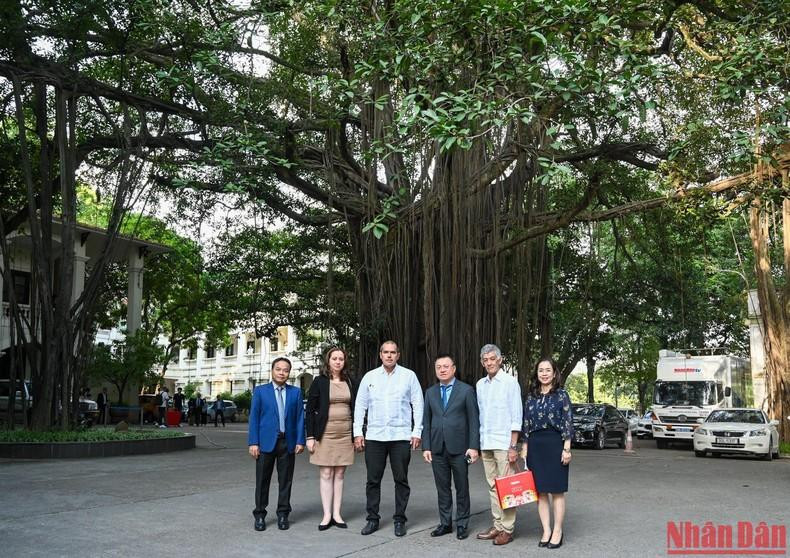 Editor-in-Chief of the People's Daily Le Quoc Minh and President of Prensa Latina News Agency Luis Enrique González Acosta and delegates take souvenir photos. (Photo: DUY LINH)