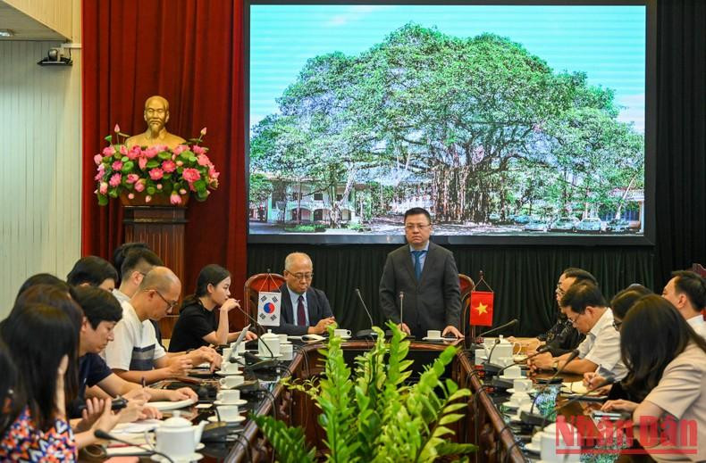Editor-in-Chief Le Quoc Minh welcomes the KPF delegation to visit Nhan Dan Newspaper. (Photo: Duy Linh)