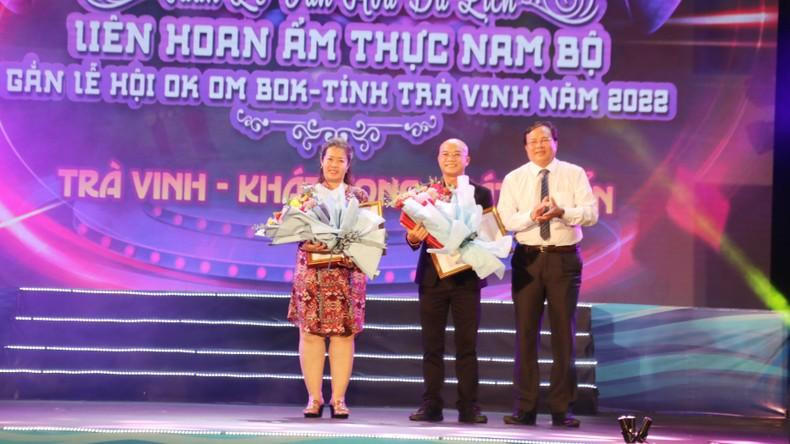 Representatives of organisations and individuals who have made many contributions to the Social Security Fund of Tra Vinh Province received the certificate of merit from the Provincial People's Committee.
