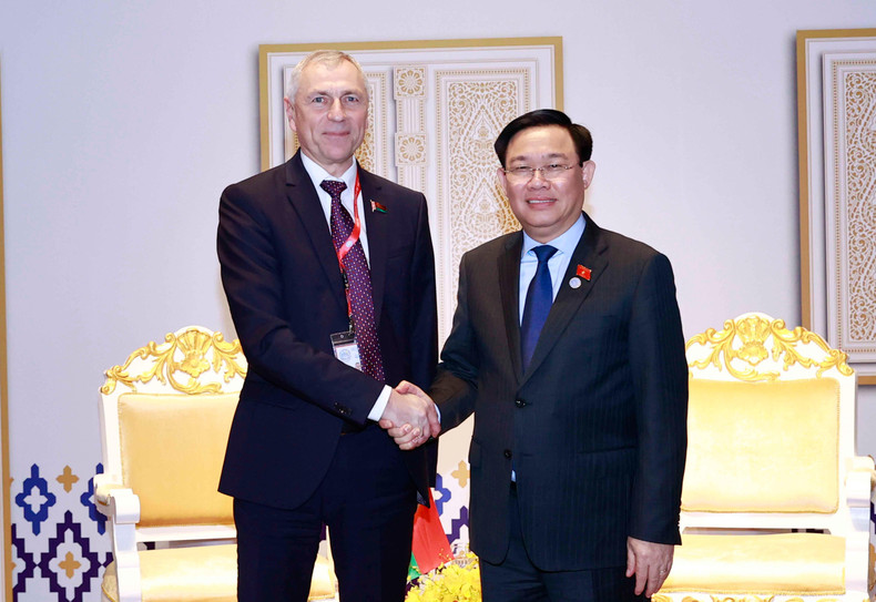 NA Chairman Vuong Dinh Hue meets Deputy Chairman of the Representatives Chambers of the Belarusian NA Valeriy Vatslavovich Mitskevich (Photo: quochoi.vn)