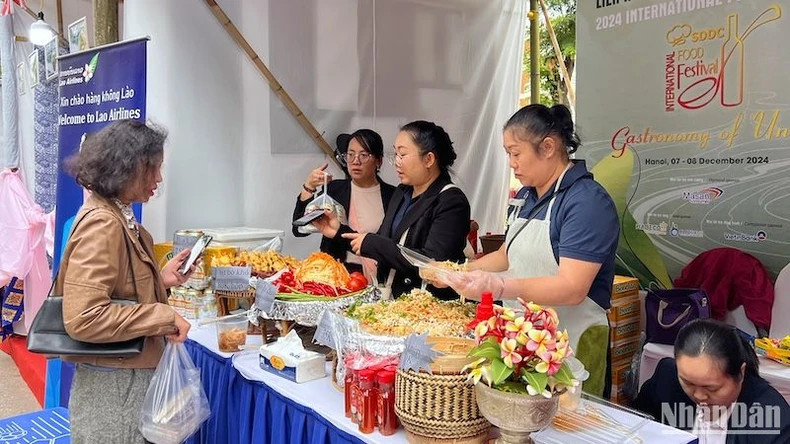 Lao sticky rice, fried vermicelli with eggs, and Lao sausage are not only delicious but also very eye-catching.