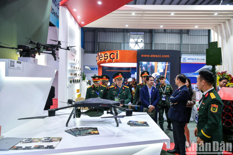 The exhibition introduces visitors to many new weapons and technologies in the defence sector. The exhibition introduces visitors to many new weapons and technologies in the defence sector.