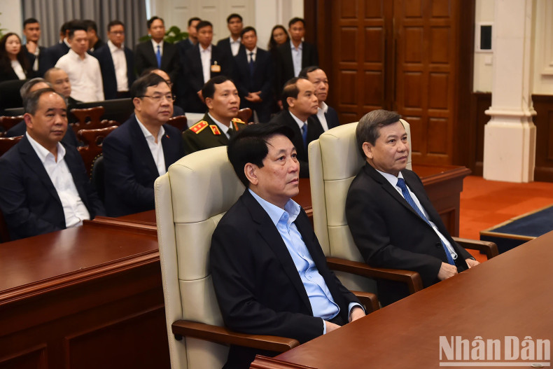 President Luong Cuong and delegates listen to an introduction to the Centre for Monitoring and Operation of the Supreme People's Court. President Luong Cuong and delegates listen to an introduction to the Centre for Monitoring and Operation of the Supreme People's Court.