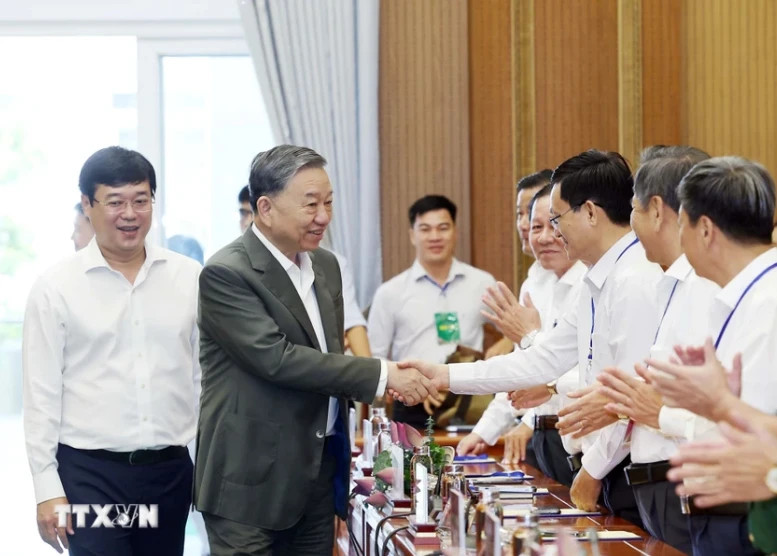 General Secretary To Lam and delegates.