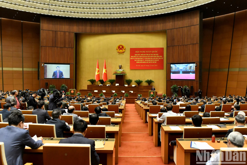 The national conference reviews the implementation of Resolution No. 18-NQ/TW of the 12th Party Central Committee; the socio-economic situation for the first 11 months of 2024, measures to accelerate socio-economic development in 2025, and solutions to institutional bottlenecks.