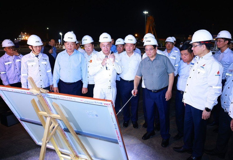 PM Pham Minh Chinh (second from right) visits the PTSC energy industry and port logistics service center. (Photo: VNA) PM Pham Minh Chinh (second from right) visits the PTSC energy industry and port logistics service center. (Photo: VNA)