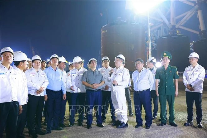 Prime Minister Pham Minh Chinh visits the Centre for Energy Industry and Port Logistics Services of the PetroVietNam Technical Service Corporation. (Photo: Duong Giang/VNA)