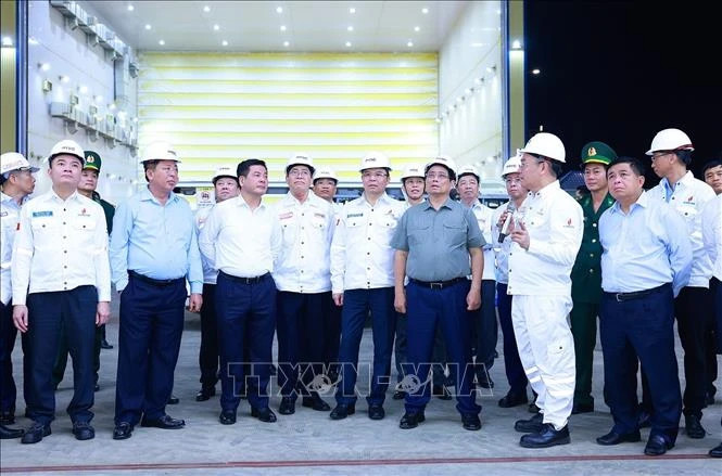 Prime Minister Pham Minh Chinh visits the Centre for Energy Industry and Port Logistics Services of the PetroVietNam Technical Service Corporation. (Photo: Duong Giang/VNA)