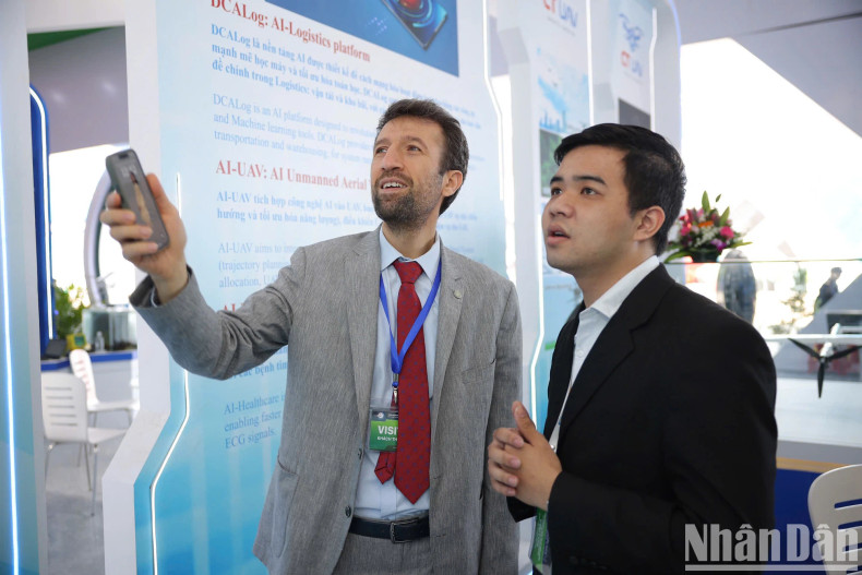 An international visitor experiences the exhibition booth. An international visitor experiences the exhibition booth.