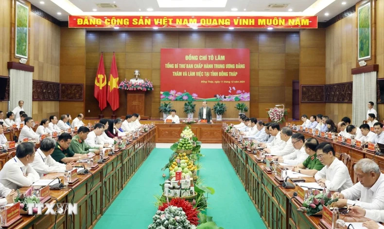 General Secretary To Lam chairs a working session with the Dong Thap Provincial Party Committee.