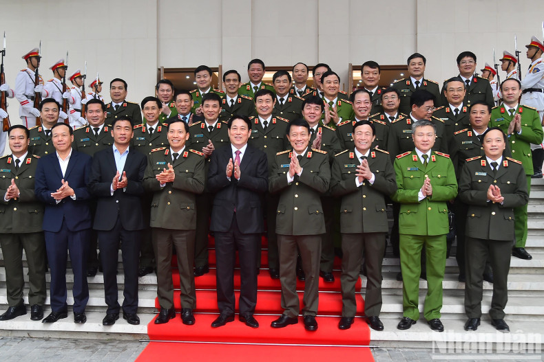President Luong Cuong, Minister of Public Security Luong Tam Quang and delegates at the working session.