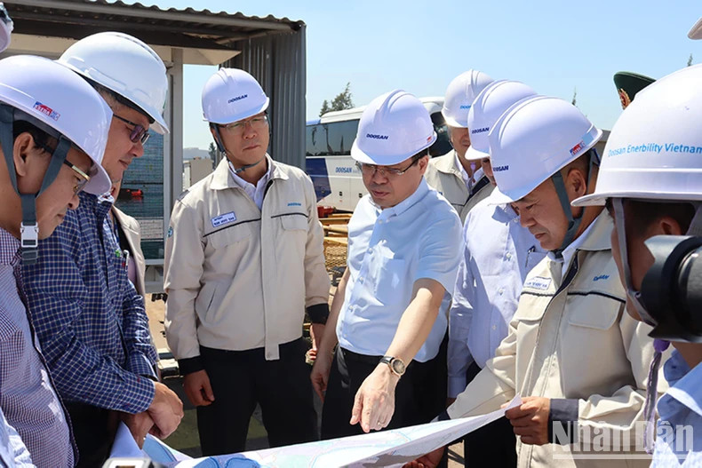 Nguyen Hoang Giang, Chairman of the Quang Ngai Provincial People's Committee, surveys the specialised port infrastructure of Doosan Vina in Dung Quat Economic Zone. Nguyen Hoang Giang, Chairman of the Quang Ngai Provincial People's Committee, surveys the specialised port infrastructure of Doosan Vina in Dung Quat Economic Zone.