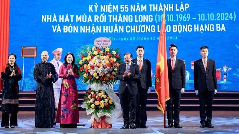 Representatives of the Ministry of Culture, Sports and Tourism present flowers to congratulate Thang Long Water Puppetry Theatre.
