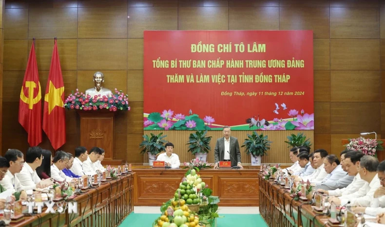 General Secretary To Lam chairs the working session with the Dong Thap Provincial Party Committee.