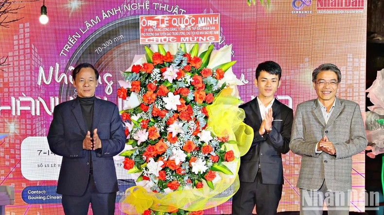 Authorised by Le Quoc Minh, Member of the Party Central Committee (PCC), Editor-in-Chief of Nhan Dan (People) Newspaper, Deputy Head of the PCC Commission for Communication and Education, and Chairman of the Vietnam Journalists’ Association, Uong Thai Bieu, Head of Department in charge of Nhan Dan Newspaper in the Central Highlands region, presented a flower basket to congratulate the organiser and media sponsor of the exhibition. Authorised by Le Quoc Minh, Member of the Party Central Committee (PCC), Editor-in-Chief of Nhan Dan (People) Newspaper, Deputy Head of the PCC Commission for Communication and Education, and Chairman of the Vietnam Journalists’ Association, Uong Thai Bieu, Head of Department in charge of Nhan Dan Newspaper in the Central Highlands region, presented a flower basket to congratulate the organiser and media sponsor of the exhibition.