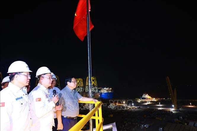 Prime Minister Pham Minh Chinh visits the Centre for Energy Industry and Port Logistics Services of the PetroVietNam Technical Service Corporation. (Photo: Duong Giang/VNA)