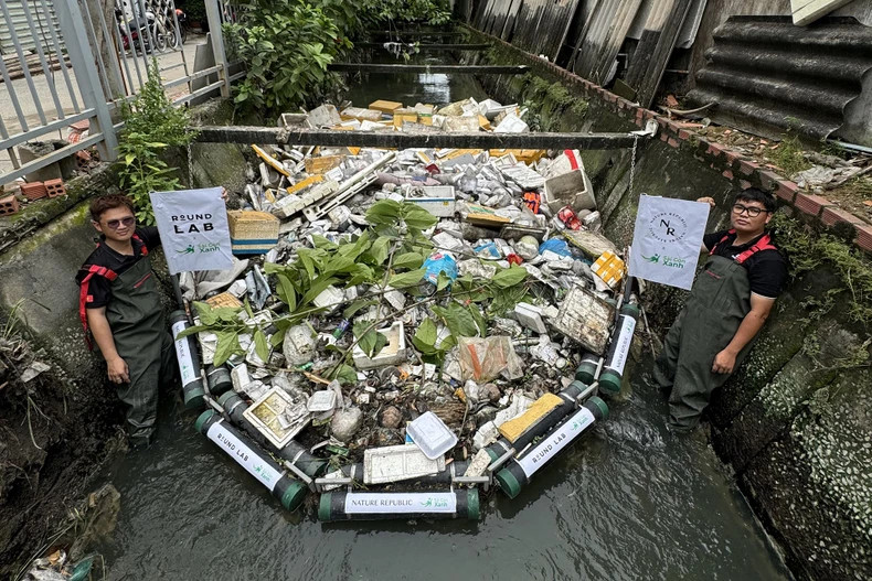 Green Saigon uses the trash barrier initiative. Green Saigon uses the trash barrier initiative.