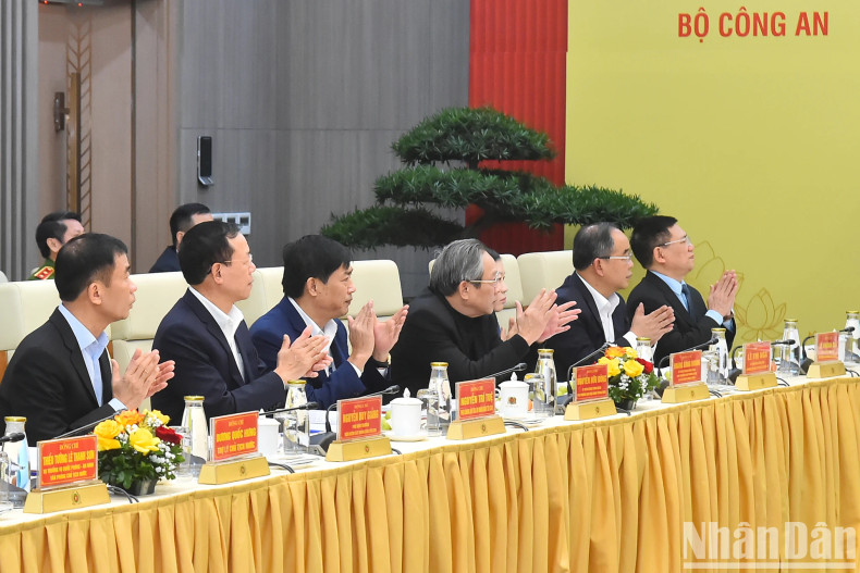 Deputy Prime Minister Ho Duc Phoc and delegates at the working session.