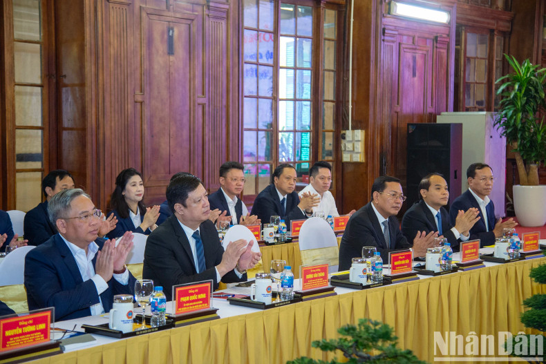Leaders of the Supreme People's Court at the working session. Leaders of the Supreme People's Court at the working session.