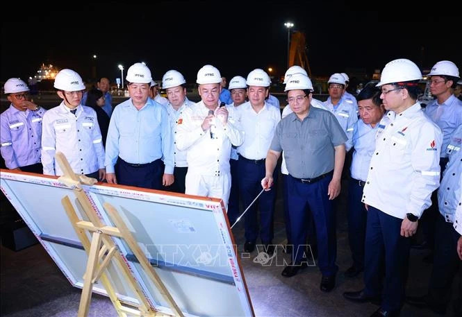 Prime Minister Pham Minh Chinh visits the Centre for Energy Industry and Port Logistics Services of the PetroVietNam Technical Service Corporation. (Photo: Duong Giang/VNA)