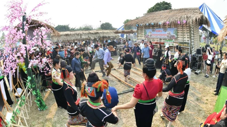 People of the cultural and community tourism villages in Dien Bien along with tourists.