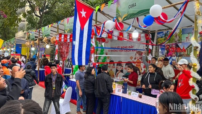The stall of Cuban friends is attractive not only with cool mojitos, but also with vibrant music and lively random dances.