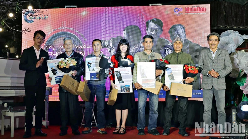 Uong Thai Cat Tuong and journalist Mai Van Bao, Head of the Representative Office of Nhan Dan Newspaper in Lam Dong, thank the photographers and artists participating in the exhibition. Uong Thai Cat Tuong and journalist Mai Van Bao, Head of the Representative Office of Nhan Dan Newspaper in Lam Dong, thank the photographers and artists participating in the exhibition.