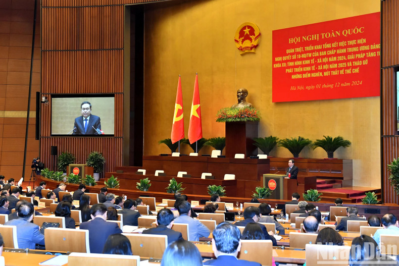 Tran Thanh Man, Politburo member, Chairman of the National Assembly, delivers a speech on the topic "Removing institutional bottlenecks".