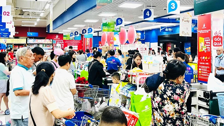 Food businesses and supermarket chains in Ho Chi Minh City and Binh Duong have prepared goods for the 2025 Lunar New Year. Food businesses and supermarket chains in Ho Chi Minh City and Binh Duong have prepared goods for the 2025 Lunar New Year.