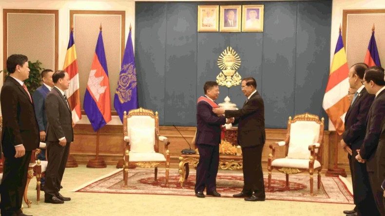 President Samdech Techo Hun Sen presents a medal in recognition of Ambassador Nguyen Huy Tang's great contributions to the cause of building and fostering the friendly relationship between Vietnam and Cambodia (Photo: Huy Vu) President Samdech Techo Hun Sen presents a medal in recognition of Ambassador Nguyen Huy Tang's great contributions to the cause of building and fostering the friendly relationship between Vietnam and Cambodia (Photo: Huy Vu)