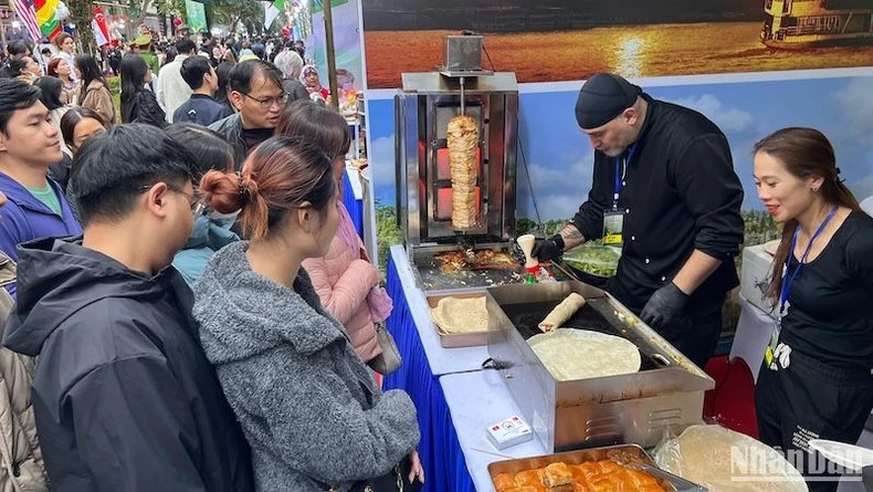 The Turkish food stall is always crowded with customers lining up to enjoy the fragrant hot sandwiches and bread.
